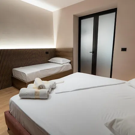 The Red Tile - Sweet Escape Apartment