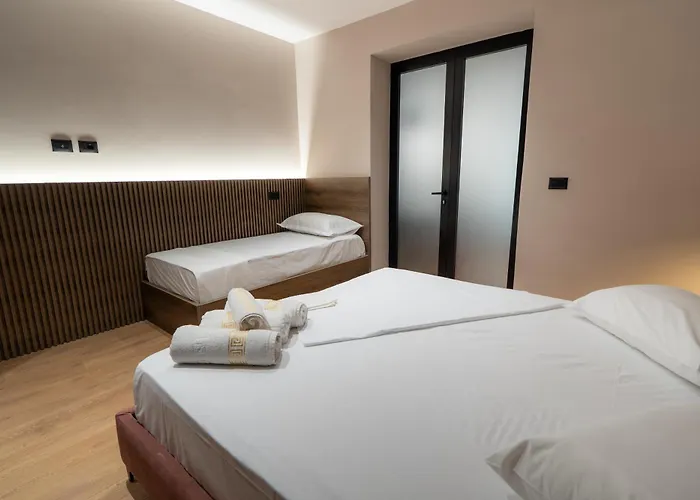 The Red Tile - Sweet Escape Apartment